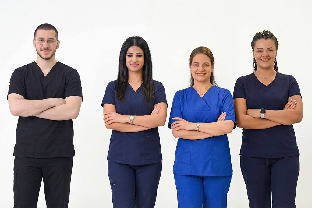 Das ganze Pflegeteam nebeneinander stehend